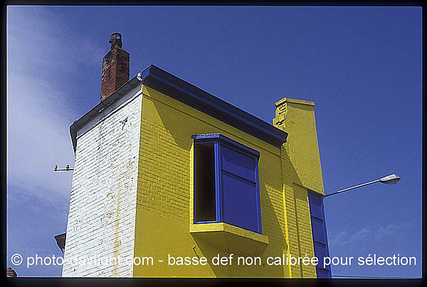 Maison jaune et bleu